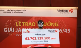 Chị H. trở thành tỷ phú sau hơn 1 năm kiên trì mua vé số Vietlott với hy vọng đổi đời.