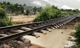 Tuyến đường sắt Bắc - Nam đoạn quá Ninh Thuận bị nước cuốn trôi nền đường vẫn chưa khắc phục xong. Ảnh: Viết Nghĩa.