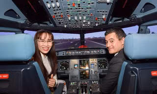 Bộ trưởng Pháp trải nghiệm buồng mô phỏng tàu bay của Vietjet