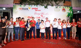 Lãnh đạo và cán bộ nhân viên Vietjet mang đem đến nhiều quà tặng cũng như hoạt động hấp dẫn cho gần 600 em nhỏ. Bác sĩ Lê Thị Hương Lan – Phó giám đốc Trung tâm Bảo trợ Trẻ tàn tật mồ côi Thị Nghè cho biết, đây là hoạt động mà các em đều đón đợi hàng năm.