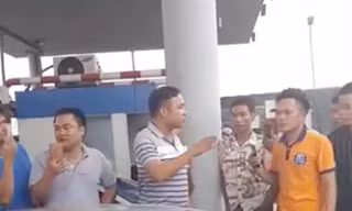 Các lái xe lại tập trung phản đối trạm thu phí trên Quốc lộ 5 sáng 18/9.