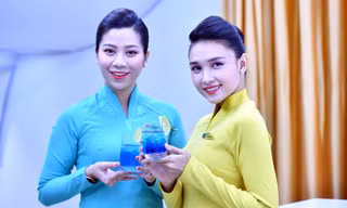 Các tiếp viên Vietnam Airlines hào hứng tự tay pha chế các loại cocktail mới.