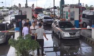 Các tài xế "đóng chốt" ngay Trạm BOT Mỹ Lộc, khiến việc thu phí gián đoạn trong những ngày qua.