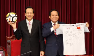 Hai món quà U23 tặng Thủ tướng có giá khởi điểm 2 tỷ đồng