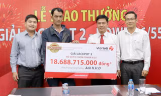 Ông Đ. là người thứ 3 không che mặt khi lên nhận giải độc đắc của Vietlott.