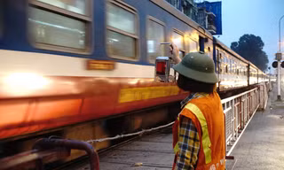 Chuyển công tác nhân viên gác chắn đau bụng đúng lúc tàu tới