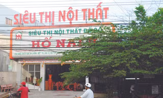 Căn chòi bà Nguyễn Kim Phượng (x) cạnh khu đất bị mất