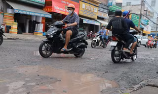 TPHCM: Đường nham nhở ổ gà, ngập úng sau khi nâng cấp cống thoát nước 