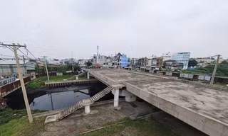 Cỏ mọc um tùm ở cầu gần 700 tỷ đồng sau 4 năm dừng thi công