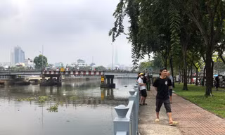 Thi thể người đàn ông nổi trên kênh Nhiêu Lộc - Thị Nghè