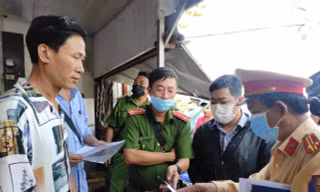 Theo chân liên ngành kiểm tra bãi xe hơn 10.000 m2 ở TPHCM
