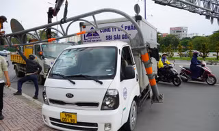 Xe tải húc văng thanh giới hạn chiều cao ở chân cầu Sài Gòn 