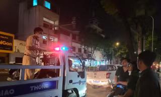 Xe máy tông vào xe buýt, một người tử vong 