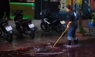 Sau 3 ngày, chưa rõ nguyên nhân gây ra dòng nước đỏ lạ ở TPHCM