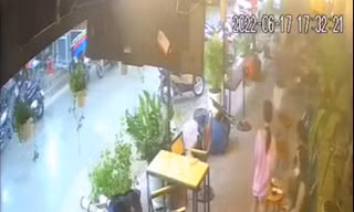 Đang ngồi trong quán cà phê, nam thanh niên tử vong sau tiếng sấm sét 