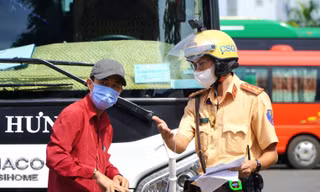 TPHCM: CSGT vào bến xe kiểm tra đột xuất nồng độ cồn, ma túy đối với tài xế 