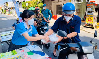 Người dân TP Thủ Đức hào hứng mang ve chai đổi lấy quà tặng 