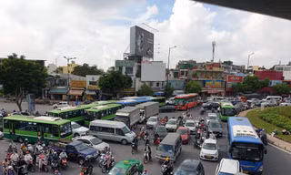 Ùn tắc hàng giờ trên đường hướng vào sân bay Tân Sơn Nhất 