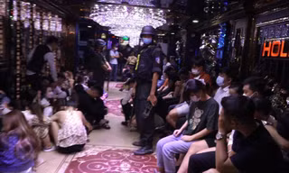 Đột kích quán karaoke, bắt quả tang quản lý cùng nhân viên bán ma túy cho khách 