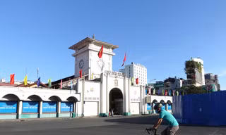 Phố xá TPHCM yên bình trong buổi sáng đầu năm mới 2022