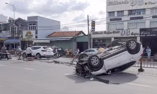 Đâm dải phân cách, ô tô ở TPHCM 'lấm lưng trắng bụng' giữa đường
