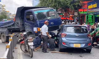 Xe ben cày dải phân cách, tông bẹp đầu 1 ô tô ở quận 8