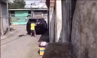 Bắt đối tượng đập phá xe ô tô vì ‘chướng mắt’ 