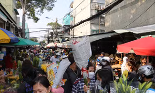 Người dân đổ dồn chiều 28 Tết, chợ hoa tươi lớn nhất TPHCM đông nghẹt