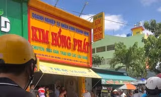 CLIP: Nhân viên tiệm vàng 'phi thân' khống chế người đàn ông giật dây chuyền 
