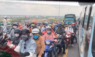 Ngày đầu nghỉ lễ, cầu Rạch Miễu 'tê liệt' từ sáng đến trưa