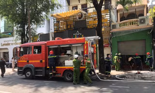 Cảnh sát phá cửa cuốn, giải cứu nạn nhân mắc kẹt trong đám cháy