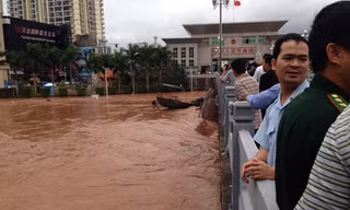Tàu Trung Quốc hơn 100 tấn đâm cầu Bắc Luân