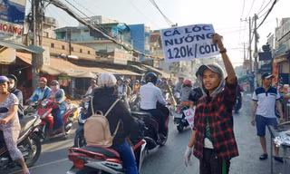'Phố cá lóc nướng' Sài Gòn đông nghịt người ngày vía Thần tài