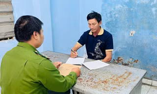 Bắt khẩn cấp người đàn ông say xỉn tấn công cảnh sát 