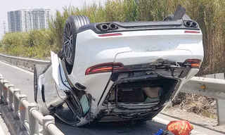 Xe Porsche lật ngửa sau va chạm với 2 xe máy 