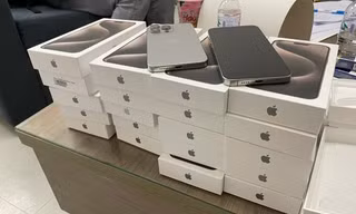 Thanh niên xách 22 điện thoại iPhone 15 Pro Max bị giữ ngay tại sân bay