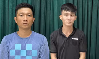 Cô gái bị giật điện thoại khi đang ngồi uống nước với bạn
