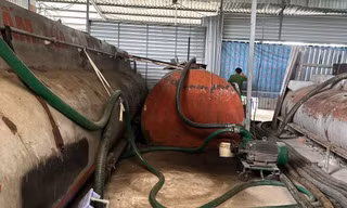 Khởi tố hai cán bộ hải quan liên quan đường dây buôn lậu xăng dầu 