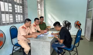 Xử phạt tài xế điều khiển ô tô ‘độ’ đèn chiếu sáng như sân khấu di động 
