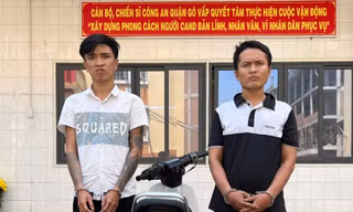 Bắt 'nóng' kẻ cướp giật điện thoại của du khách nước ngoài 