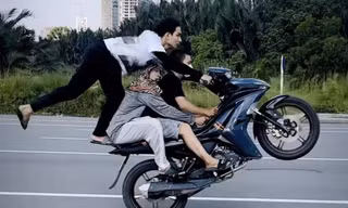 Tạm giữ ba thanh niên 'diễn xiếc' trên xe ở TPHCM 