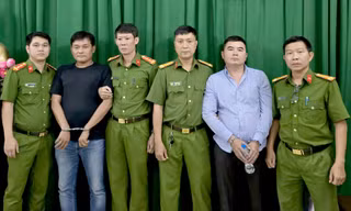 Bắt 2 gã giang hồ ‘số má’ hỗn chiến trong tiệc cưới ở TPHCM 