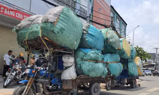 Siết xe chở hàng vượt khung trên đường phố tại TPHCM
