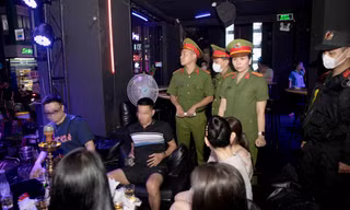 Gần 100 cảnh sát kiểm tra hai quán bia club ở phố Tây Bùi Viện 