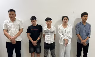 Cô gái 20 tuổi và 4 thanh niên phê ma túy trong căn phòng thuê