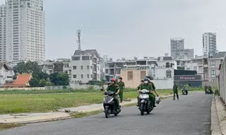 Phát hiện thi thể cháy đen trong bãi đất trống ở TPHCM 