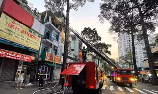 TPHCM: Cứu 6 người trong căn nhà bốc cháy lúc rạng sáng