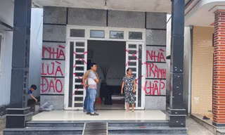Điều tra vụ nhóm người thay ổ khóa, vẽ bậy lên nhà dân ở TPHCM 