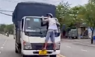 Bắt tài xế lái xe tải lao vun vút trên đường dù có người bám kính chắn gió 