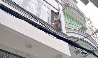 Sau gần 1 giờ thuyết phục, cô gái từ bỏ nhảy lầu tự tử